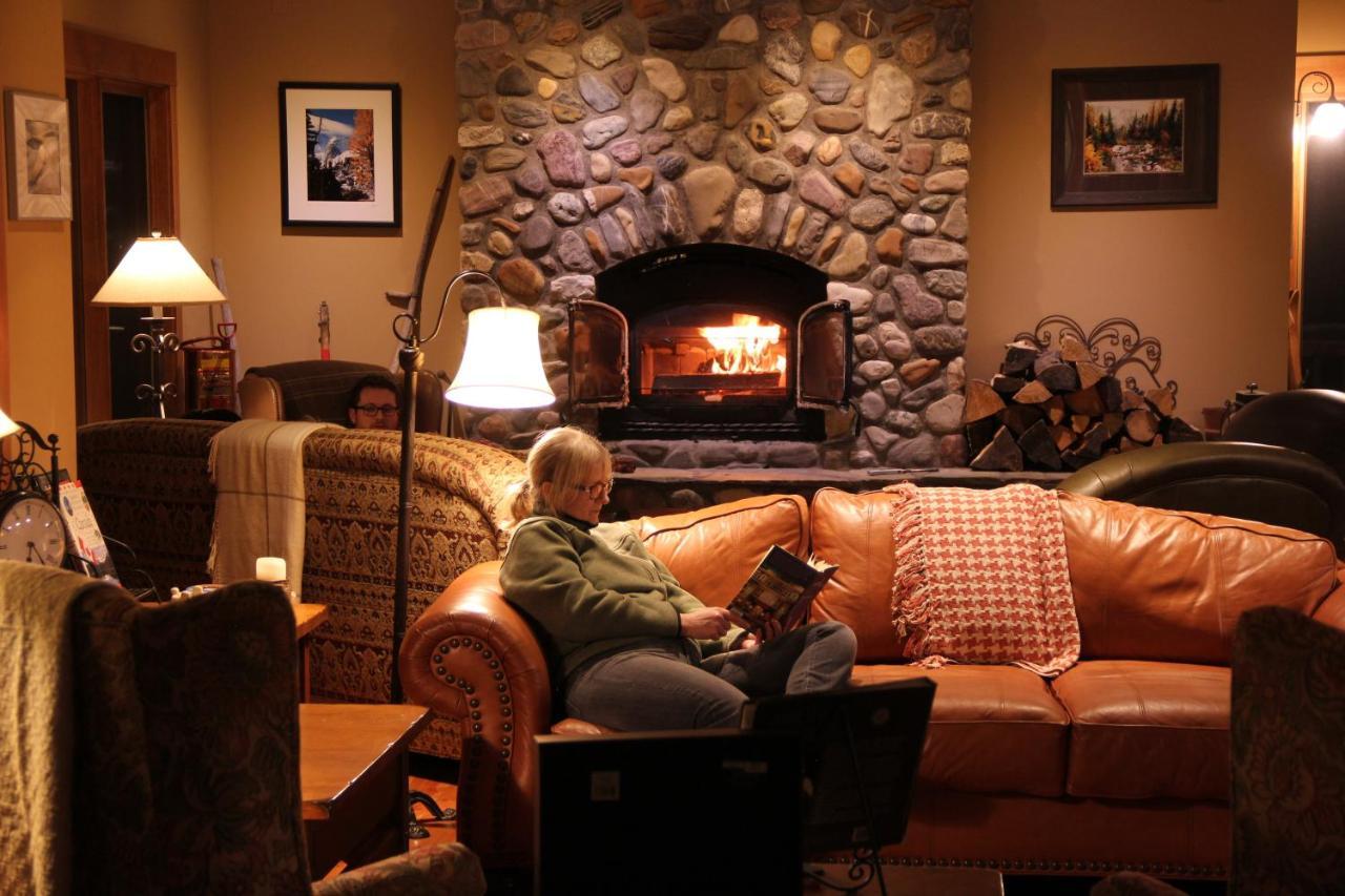 Vagabond Lodge At Kicking Horse Golden Eksteriør billede